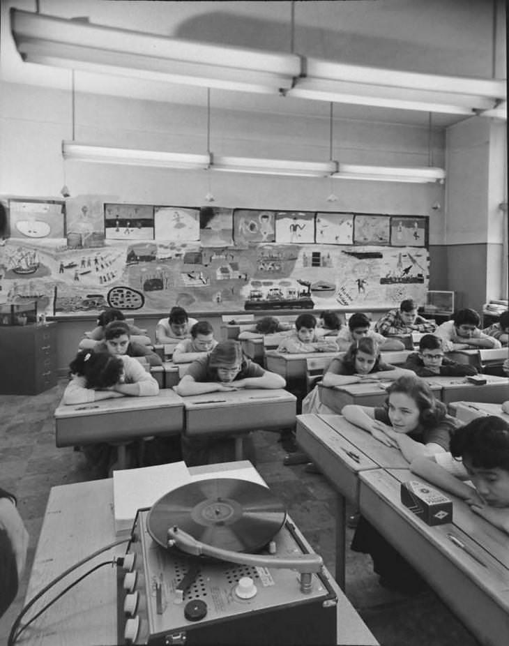18 Fascinating Historical Photographs  Listening to a record during music class, 1957
