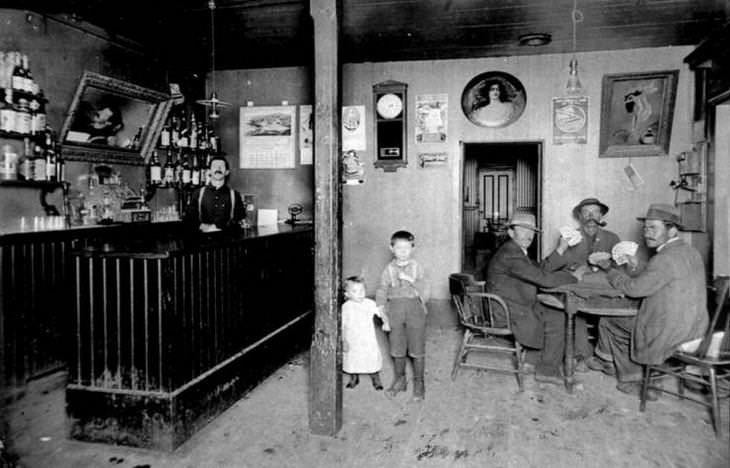 6. Dentro del "Gunn House Saloon" en Sonora, California 1898