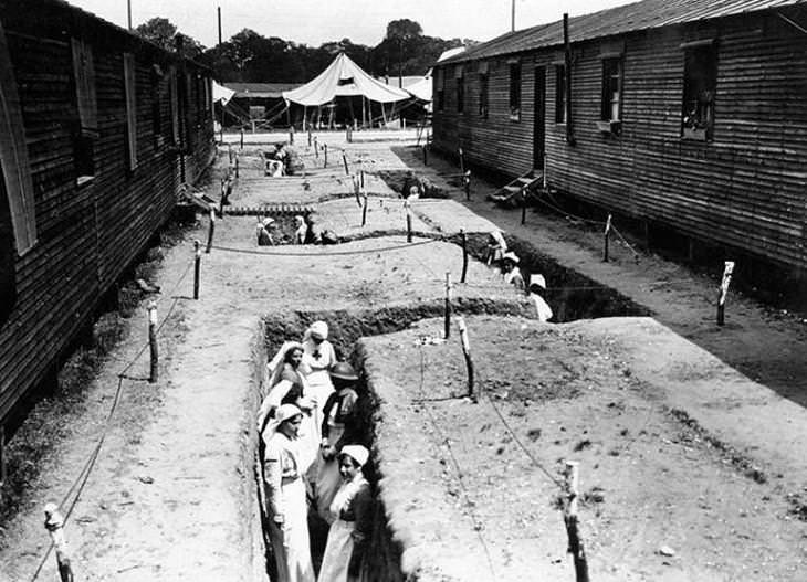 15. Enfermeras en trincheras de bombas entre salas de hospitales, Francia, 1918