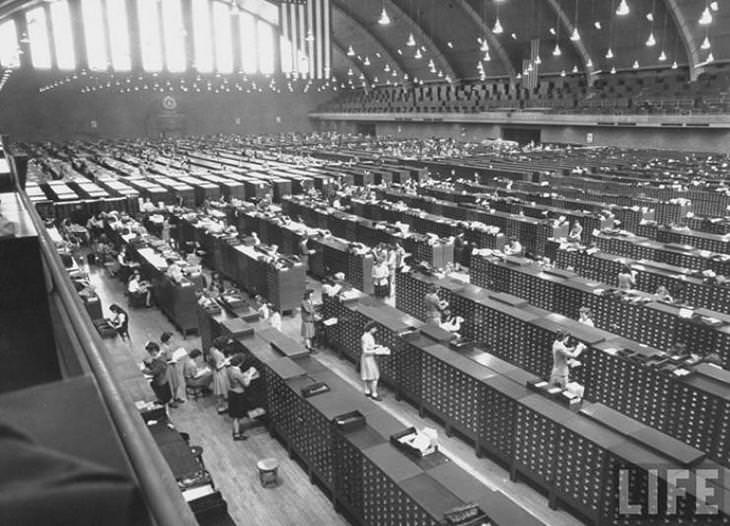  9. Dentro de la colosal fábrica de huellas dactilares del FBI, Washington DC, 1943