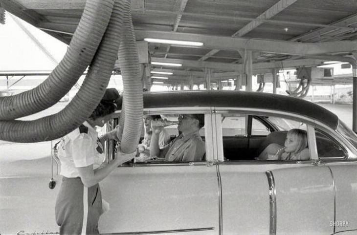 14. Obtener aire enfriado en el interior del automóvil mientras disfruta de una comida en un restaurante de autoservicio, Houston, Texas, 1957