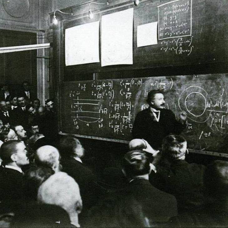 16. Albert Einstein dando una conferencia sobre la teoría de la relatividad, 1922