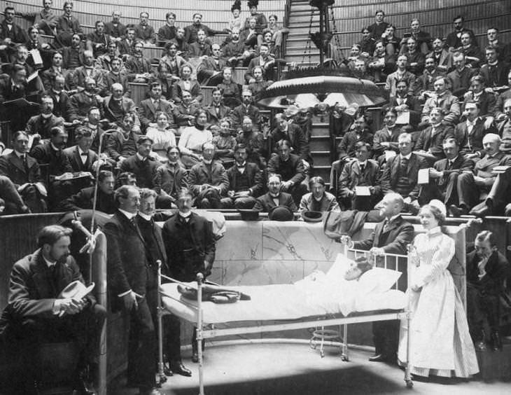18 Fascinating Historical Photographs Rush Medical College lecture auditorium, Chicago, 1900