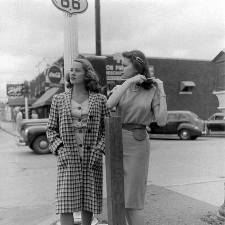 18 Fascinating Historical Photographs Twins waiting at a bus stop on Route 66, Tulsa, Oklahoma, 1947
