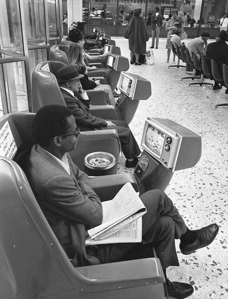 12. Ceniceros y televisores que funcionan con monedas en la terminal de autobuses Greyhound de Los Ángeles, 1969