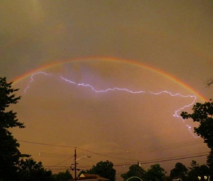 Perfectly Timed Photos, Lightning rainbow