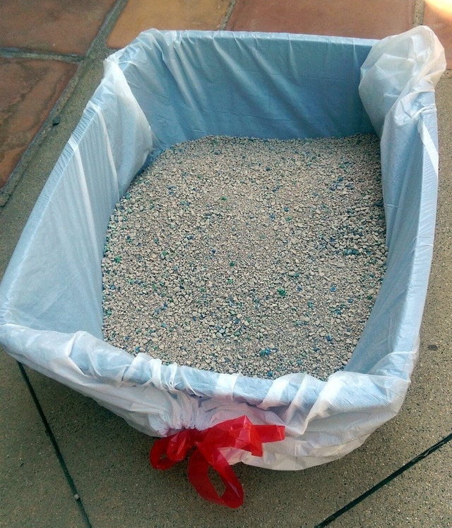 Pet Cleaning Tips litter box with a trash bag