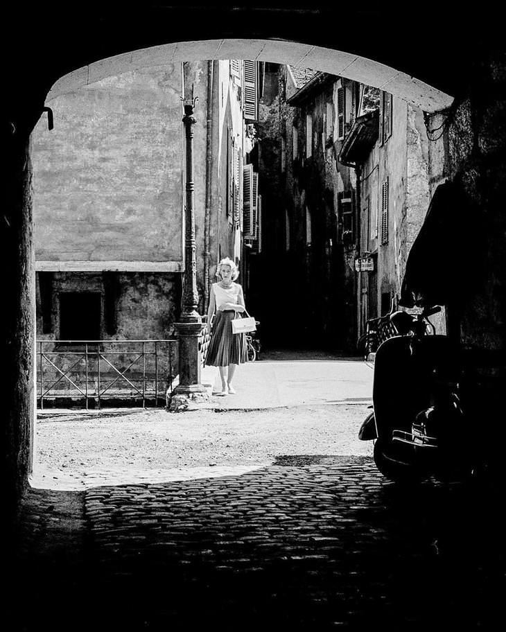 Amazing 20th Century Street Photography Uncovered woman