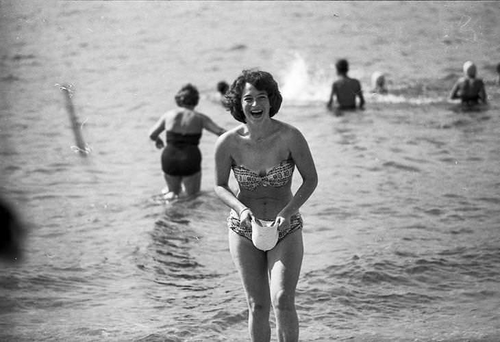 Amazing 20th Century Street Photography Uncovered woman at the beach