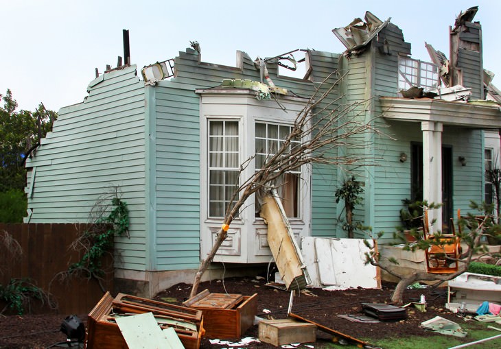 7 Mistakes to AVOID When Preparing For a Hurricane damaged home