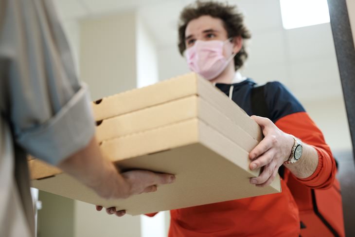 Face Masks Reduce the Severity of the Disease pizza delivery face mask