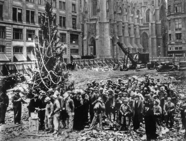 Vintage Photos The very Christmas tree erected at the Rockefeller Center (1931)