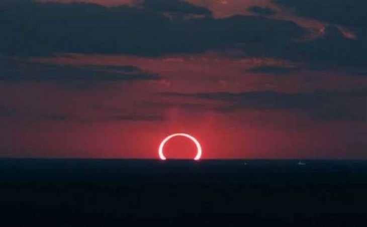  18. Un eclipse durante una puesta de sol.