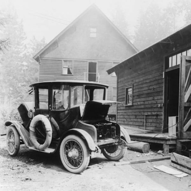 Vintage Photos Charging one of history's first electric cars (1905)