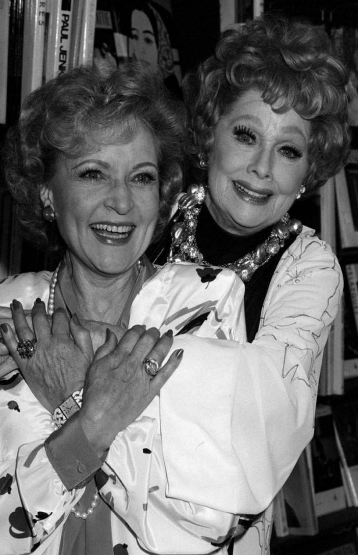 Incredible images8. Betty White y Lucille Ball tuvieron una amistad muy cercana y especial que duró desde 1956 hasta la muerte de Lucy en 1989.Betty White & Lucille Ball 