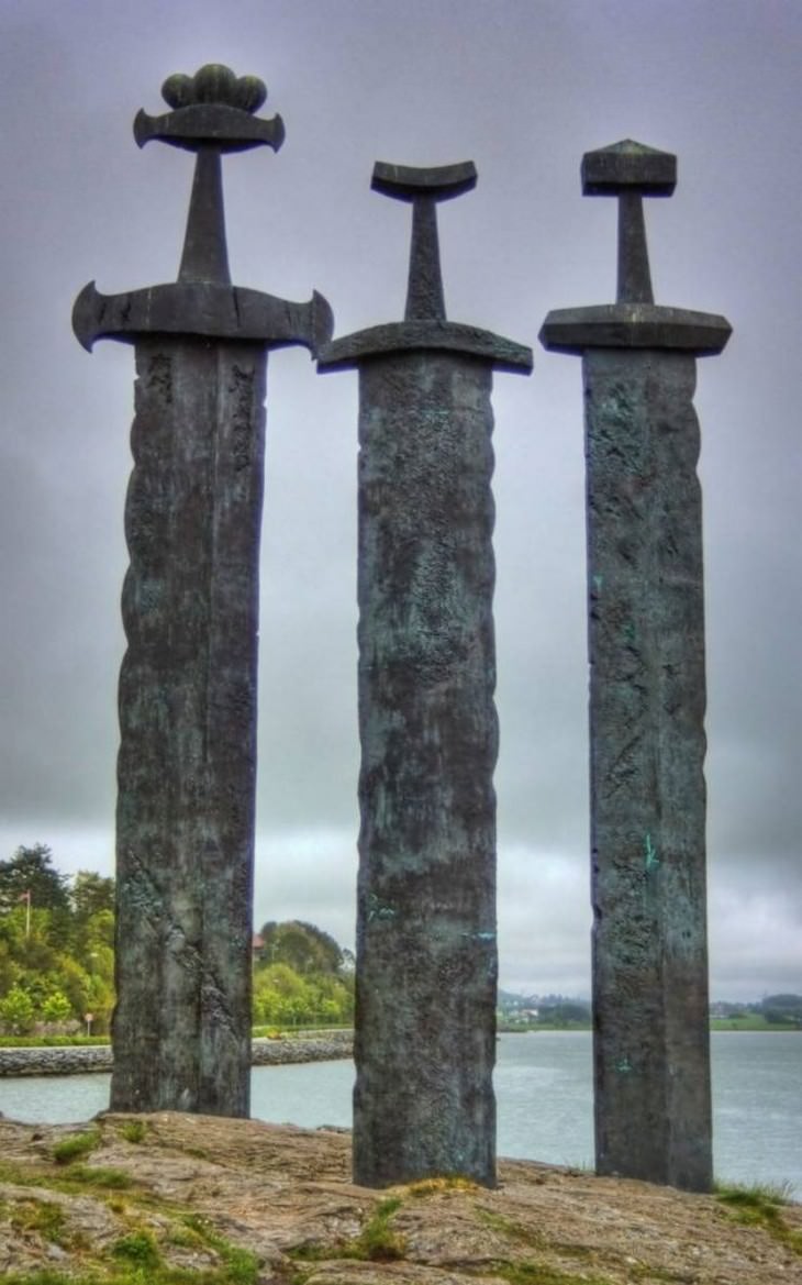 15. Espadas vikingas en Stavanger Swords Monument, Noruega.