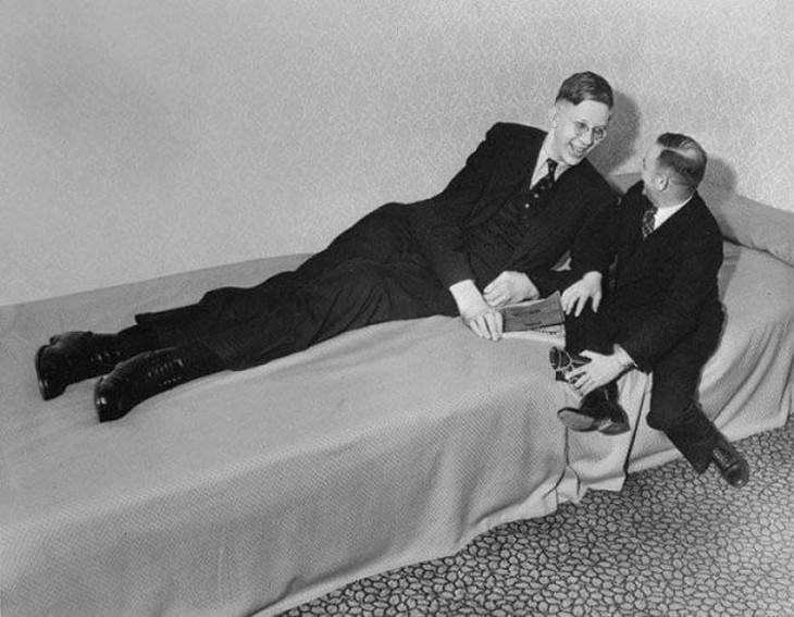 10. Robert Wadlow, de diecinueve años (altura 8 pies 7 / 2,60 m), la persona más alta en la historia registrada, el 1 de abril de 1937.