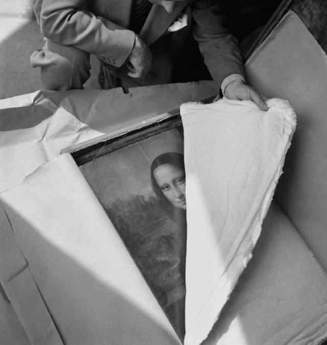 Vintage Photos The Mona Lisa being carefully unwrapped and returned to the Louvre after it has been removed from the museum during the outbreak of WWII