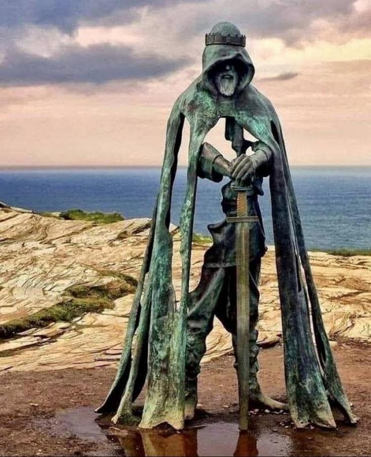  7. Una escultura de bronce inspirada en la leyenda del rey Arturo, en el castillo de Tintagel, Reino Unido.