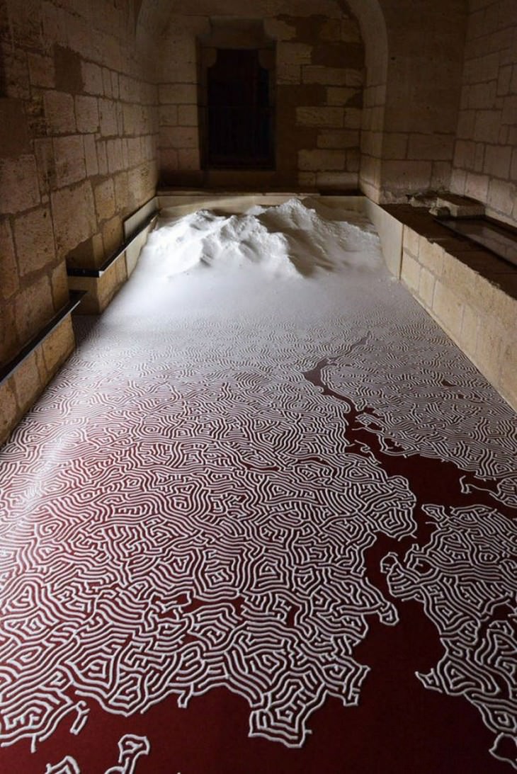 3. Elaboración de laberintos de sal del artista japonés Motoi Yamamoto.
