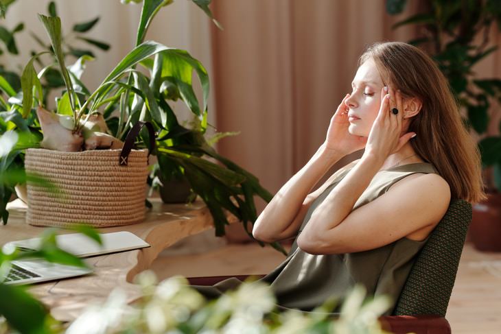 Excess Lemon Water Side Effects woman suffering from a headache