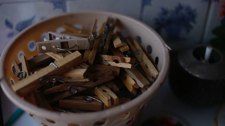 How to Dry Laundry on a Clothesline clothespins bowl