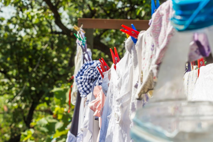 Cómo secar la ropa en un tendedero