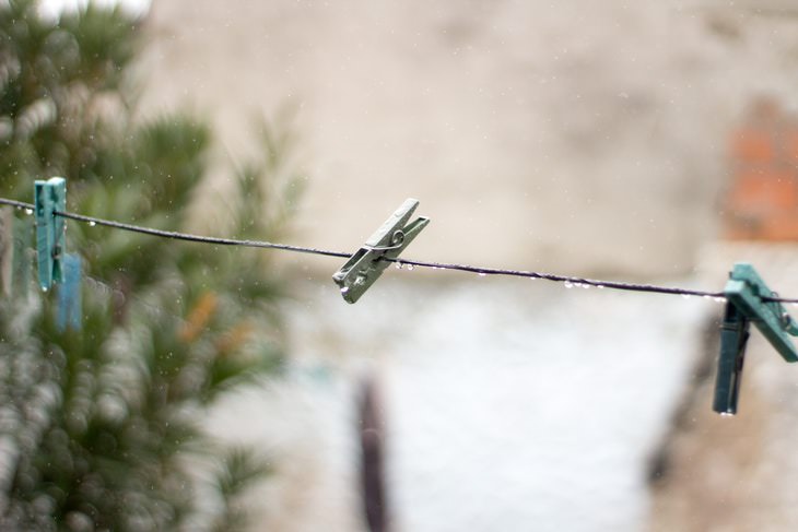 How to Dry Laundry on a Clothesline snowing