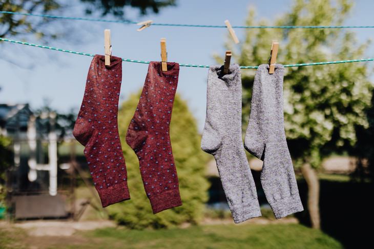 Cómo secar la ropa en un tendedero de calcetines