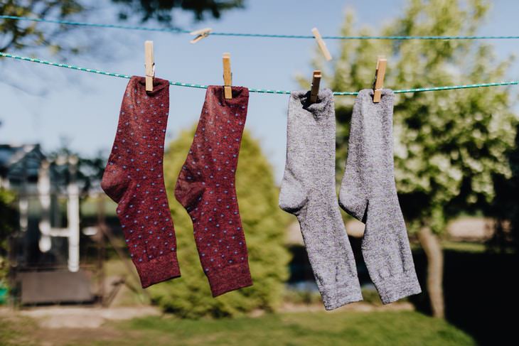 How to Dry Laundry on a Clothesline socks