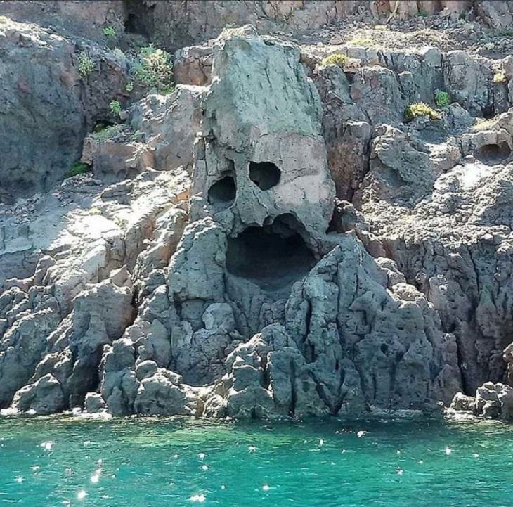 Rare Thing, rock formation