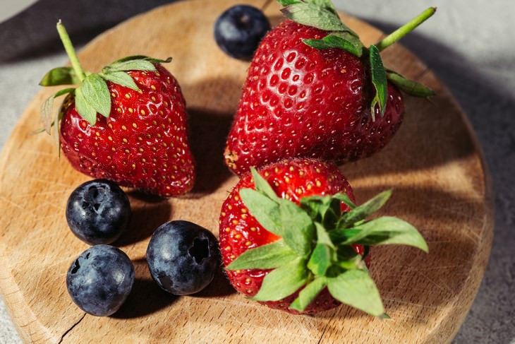 The Important Health Benefits of Strawberry Leaves berries