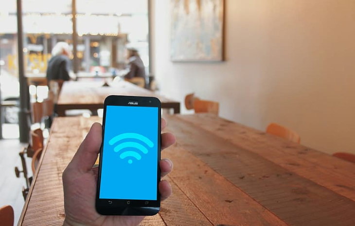 8 Cosas Que Están Agotando La Batería De Tu Teléfono Dejar WiFi y Bluetooth activados