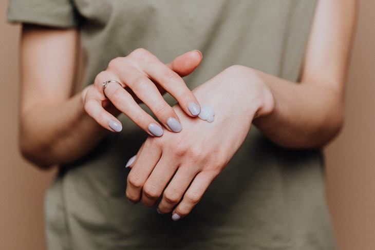 habits to look younger applying hand cream