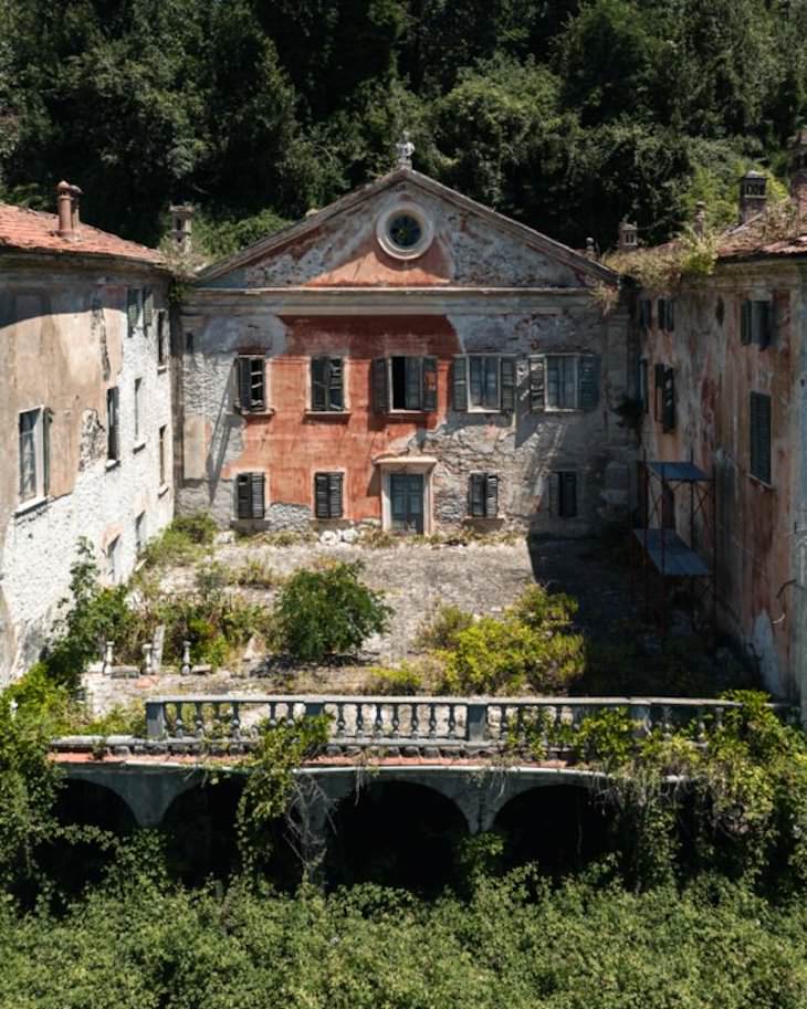 Beautiful Abandoned Structures Reclaimed by Nature, Abandoned 400-year-old estate in Italy