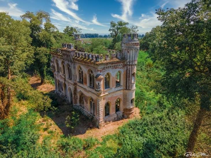 Beautiful Abandoned Structures Reclaimed by Nature, An abandoned farmhouse that looks like a castle, Italy