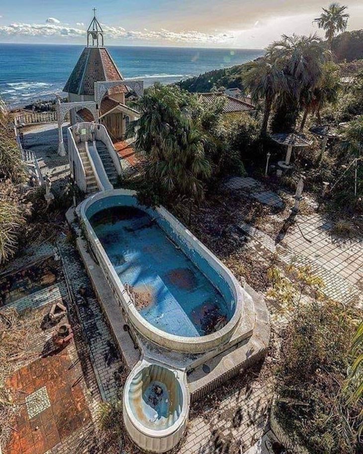 Beautiful Abandoned Structures Reclaimed by Nature, Abandoned house on the beach