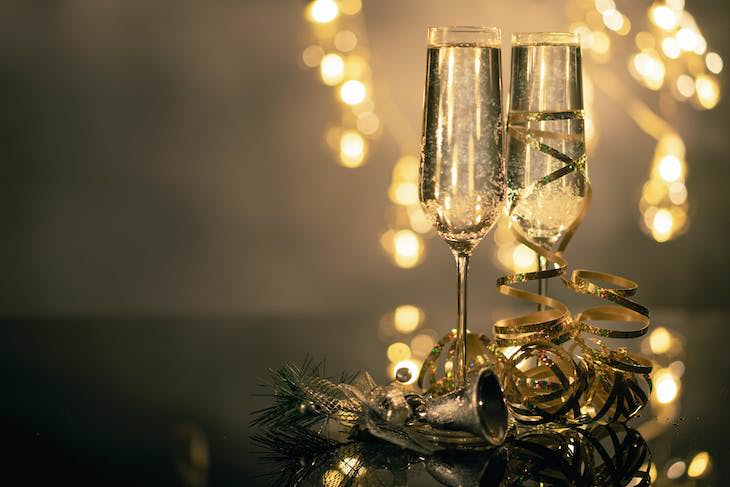 Study: A Trick to Stick to New Year's resolutions, champagne and decorations