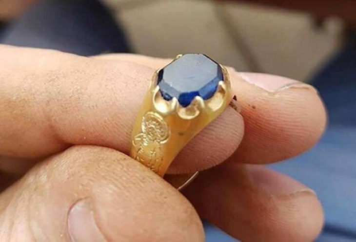 Historical Artifacts gold and sapphire ring 