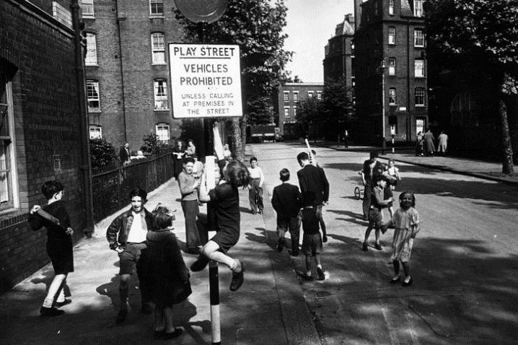 Vintage Pics of Children on London Streets, Play Street