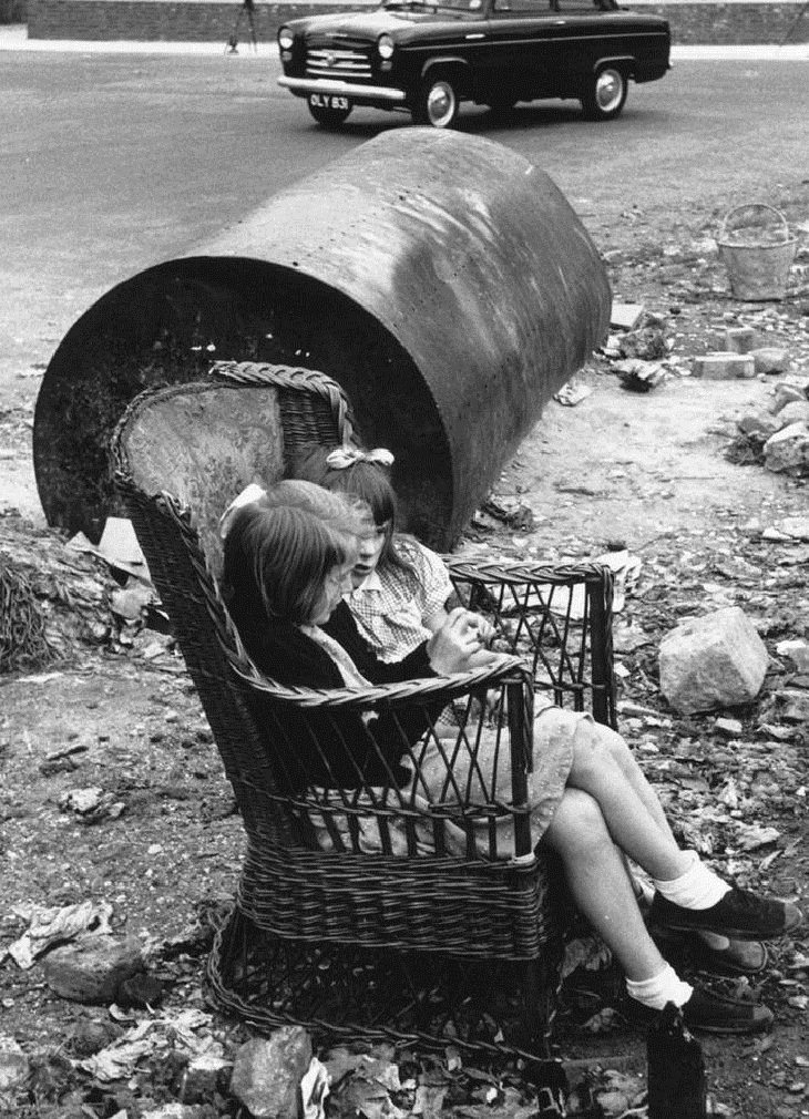 Vintage Pics of Children on London Streets, Two young girls