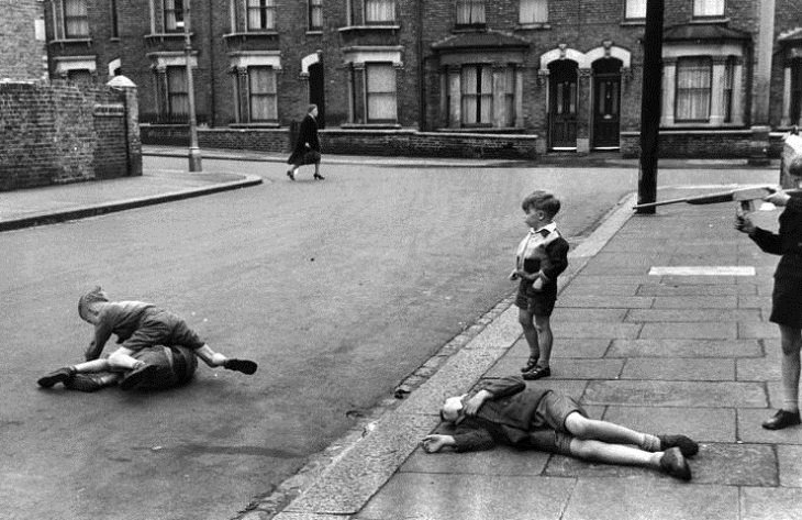 Vintage Pics of Children on London Streets, Shootout