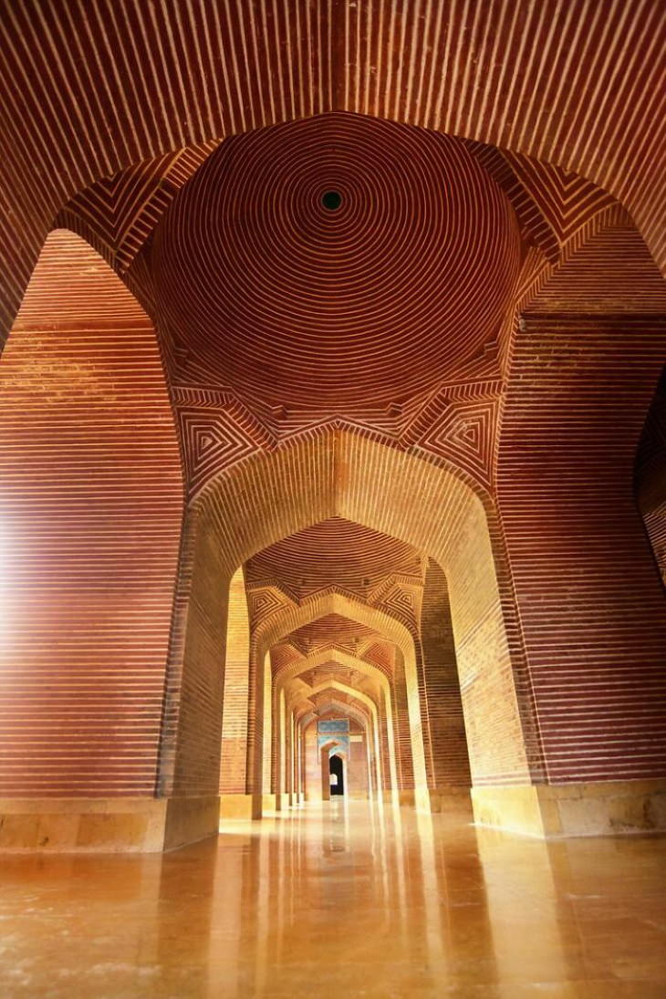 Pretty Buildings The Shah Jahan Mosque, in Pakistan