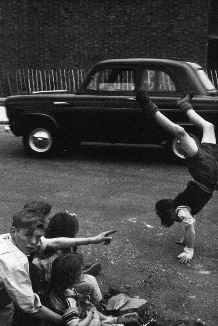 Vintage Pics of Children on London Streets, moves