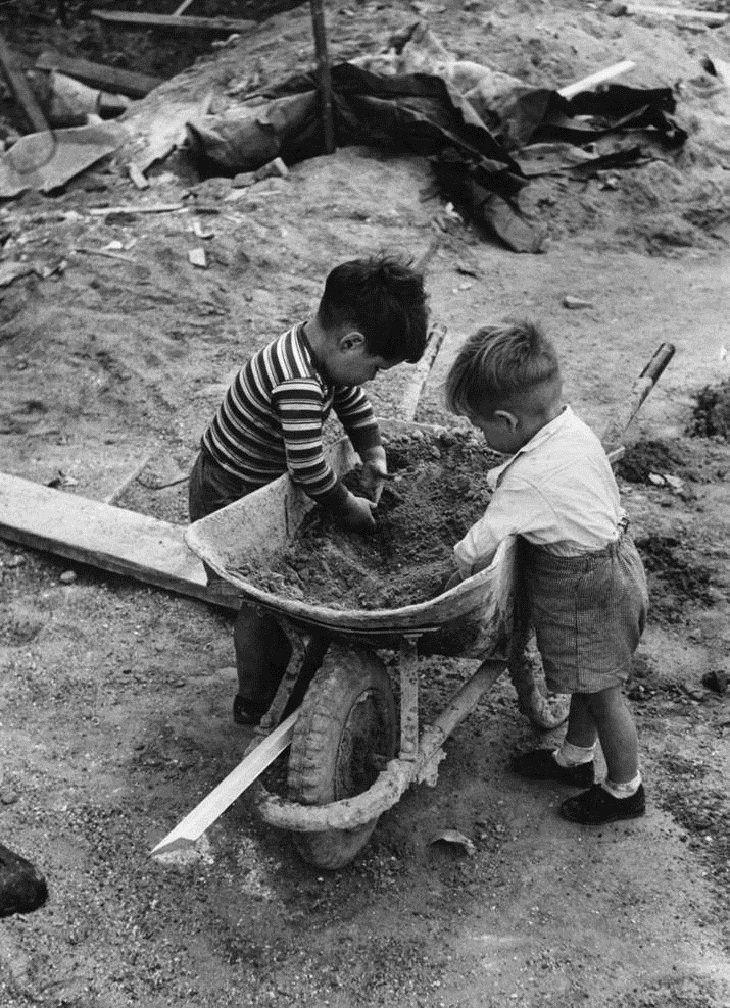 Vintage Pics of Children on London Streets, playing