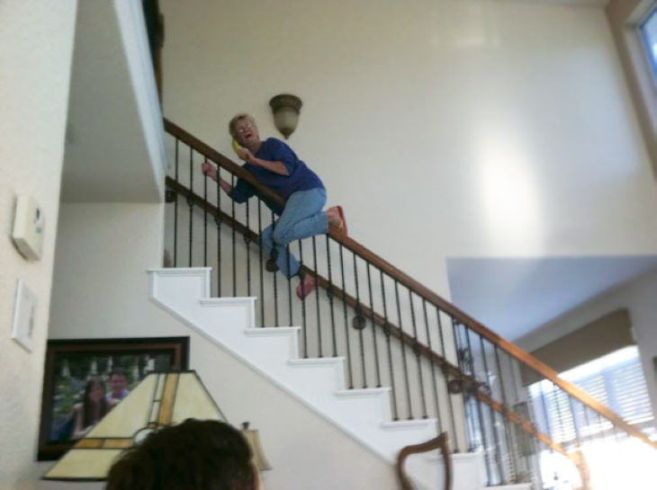 fantasticas abuelas,  con 70 años se desliza por la baranda de las escaleras