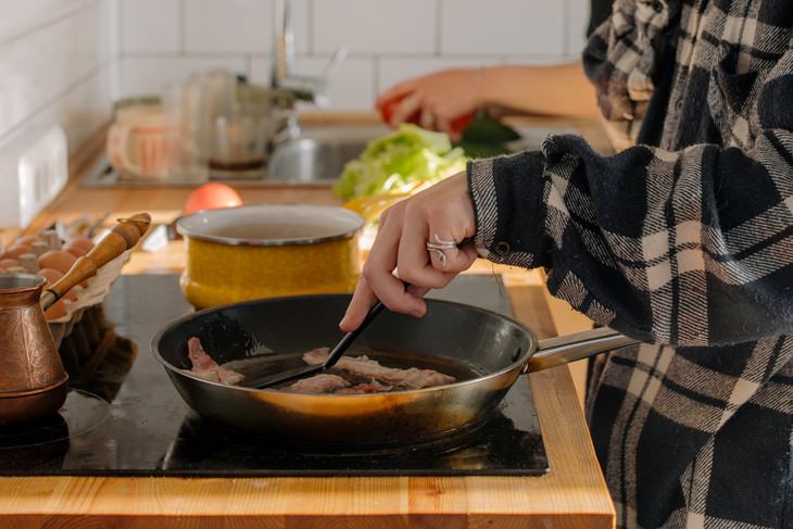 How to Remove Different Odors woman frying bacon