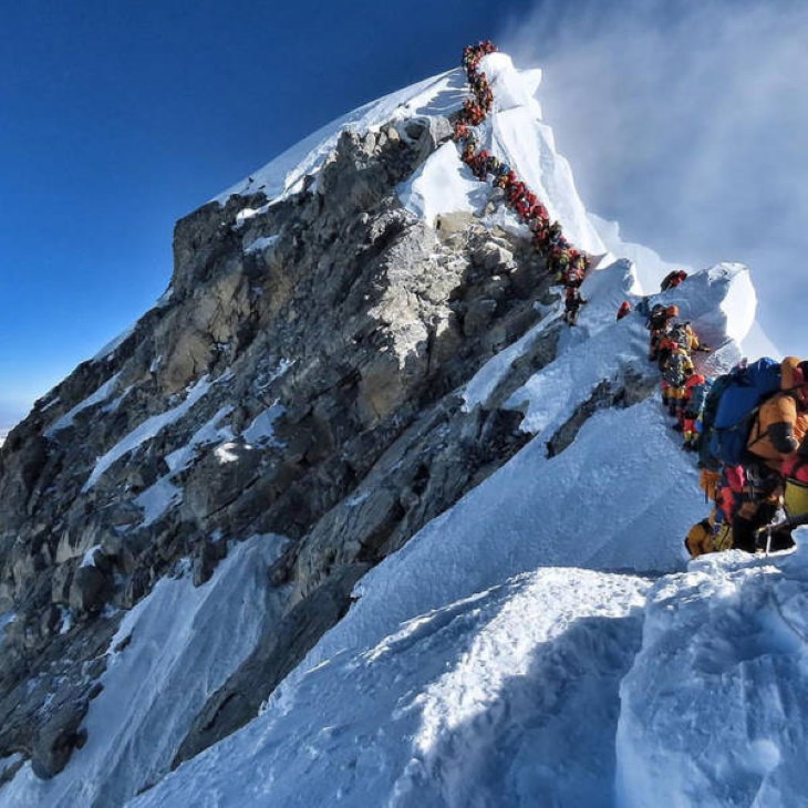 Jaw-Dropping Pictures queue to the summit of Mt. Everest