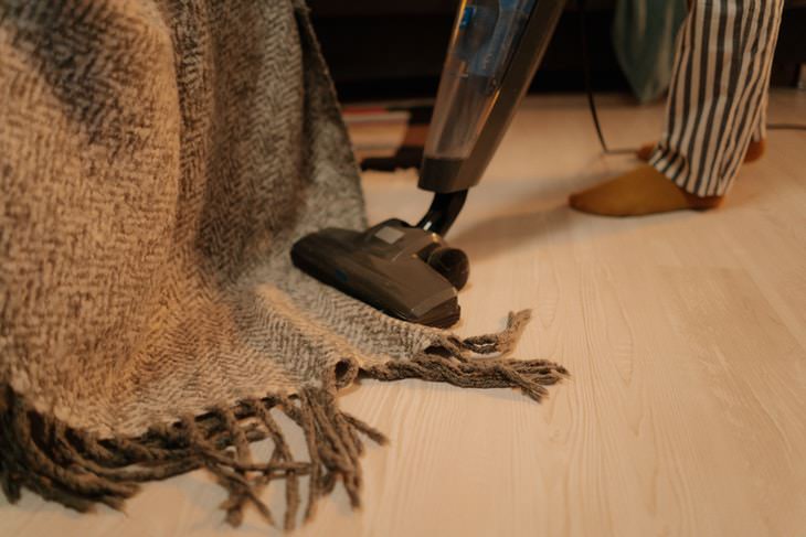 Speed Cleaning Tips vacuuming blanket