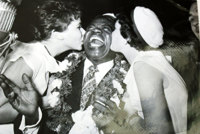 two women kissing Louis Armstrong